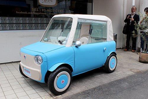 開発は「おっさんたちが徹底的にカワイイにこだわった」(伊藤氏)。車体は布地で着せ替え可能