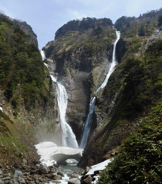 「V字」を描く称名滝（左）とハンノキ滝