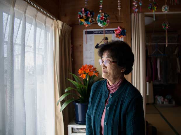 松本英子さん（７７）は仮設住宅で３年前に夫をがんで亡くしたが、夫との生活の思い出のある故郷を去りがたいと語る（写真／新垣謙太郎、小神野真弘＝２０１８年４月２日撮影）