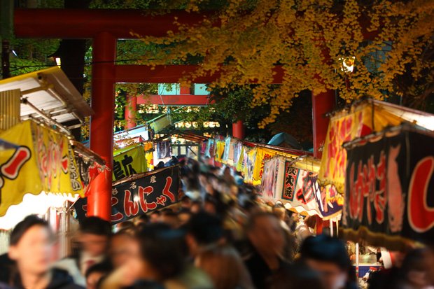 東京・新宿にある花園神社の「酉の市」前夜祭（１１月２９日）の境内。若者や外国人観光客も多く訪れ、夜には非日常の光景が広がる（撮影／倉田貴志）