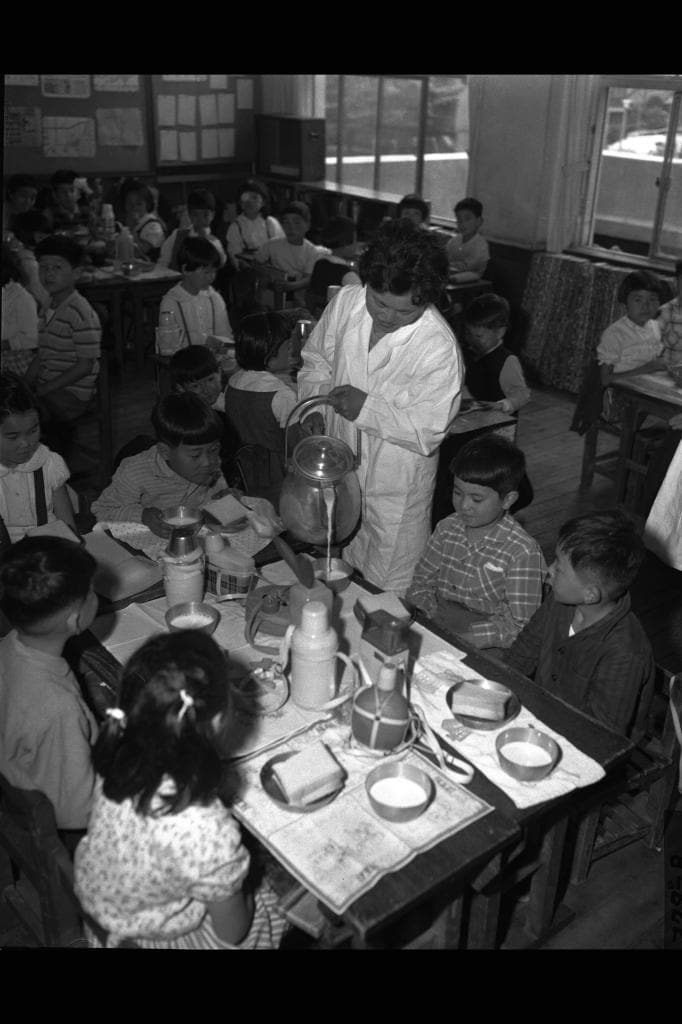 脱脂粉乳とサンドイッチの給食（１９６２年）