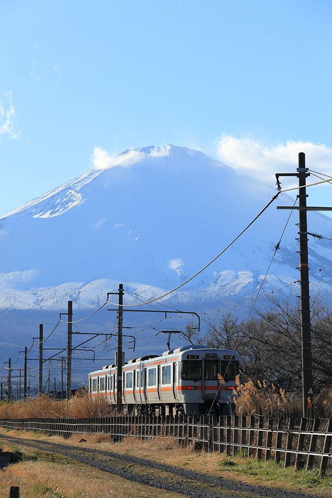 ＪＲ御殿場線、御殿場駅近辺からは富士山が間近に望める　 （撮影／写真部・松永卓也）