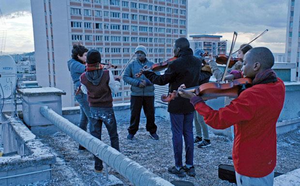 映画「オーケストラ・クラス」の一場面。出演の子どもたちは実際に移民の集まる地域に住み、この映画で楽器に初めて触れた。１年にわたる特訓で、バイオリンの演奏をものにした。作品は全国で公開中　（ｃ）２０１７　／　ＭＩＺＡＲ　ＦＩＬＭＳ　／　ＵＧＣ　ＩＭＡＧＥＳ　／　ＦＲＡＮＣＥ　２　ＣＩＮＥＭＡ　／　ＬＡ　ＣＩＴＥ　ＤＥ　ＬＡ　ＭＵＳＩＱＵＥ　－　ＰＨＩＬＨＡＲＭＯＮＩＥ　ＤＥ　ＰＡＲＩＳ