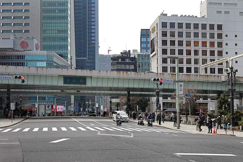 現在の日本橋。１９６５年と同じ場所から撮影　右隅の広場に移設された「東京市道路元標」が見える（撮影／諸河久：２０１９年２月１６日）