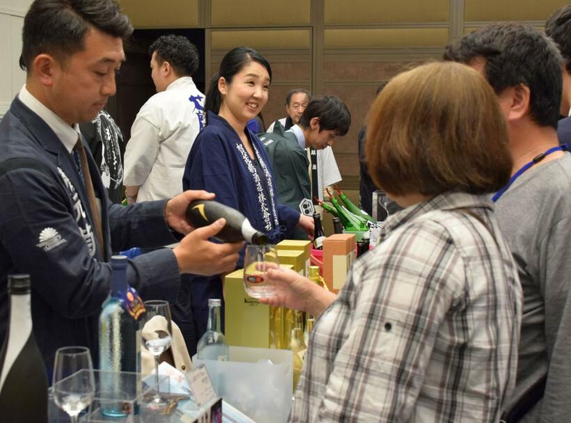 多くの人が訪れ試飲が行われた「ワイングラスでおいしい日本酒アワード」の会場