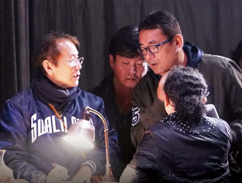 撮影現場にて。周防正行監督（左）と議論をかわす脚本家の片島章三さん　（ｃ）2019「カツベン！」製作委員会