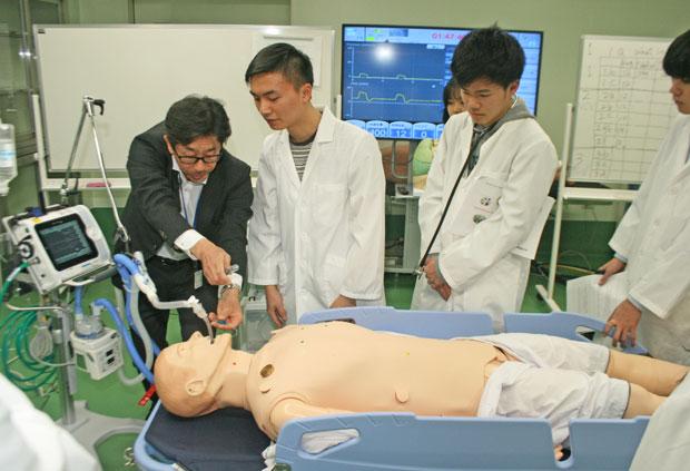 救急シミュレーション室で実習する学生たち