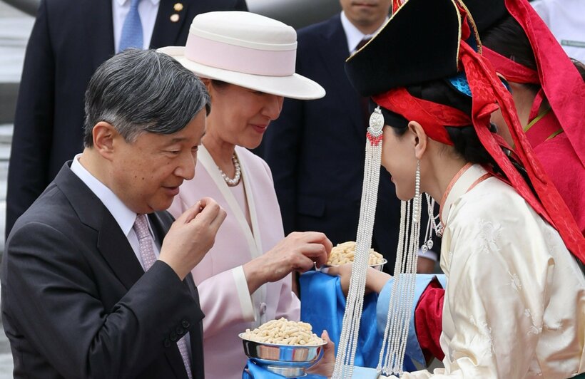 チンギス・ハーン国際空港に到着しモンゴルの伝統的なお菓子「アーロール」で歓迎される両陛下。天皇陛下が食べ物を口に入れる場面を撮影させることは原則としてないため、「令和流」となる貴重なショット=2025年7月6日午後3時3分、ウランバートル郊外