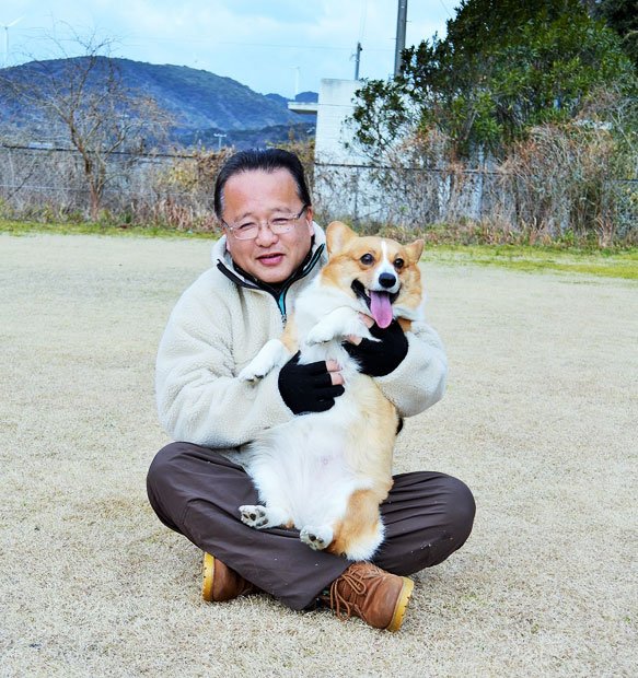 元祖飛行犬写真家の的場さんと愛犬のスカイ。飼い主と犬との関係が飛行犬撮影における大切なポイントだという