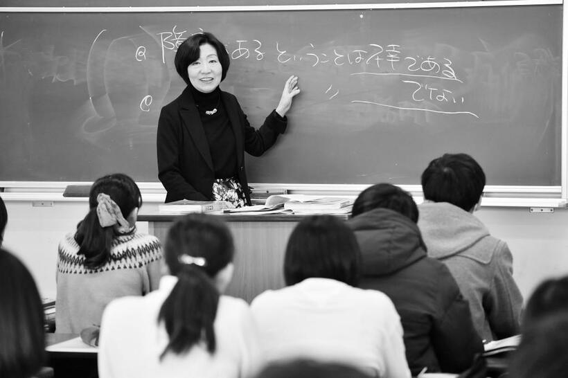 文教大学で講義中。「親に葛藤を抱える学生は今も多い。他大学も含め、学生たちは“健常”なはずなのに異常な部分がある」と心配する。「先生は私たちを絶対に見捨てない」と成田ラボの人気は高い／東川哲也撮影