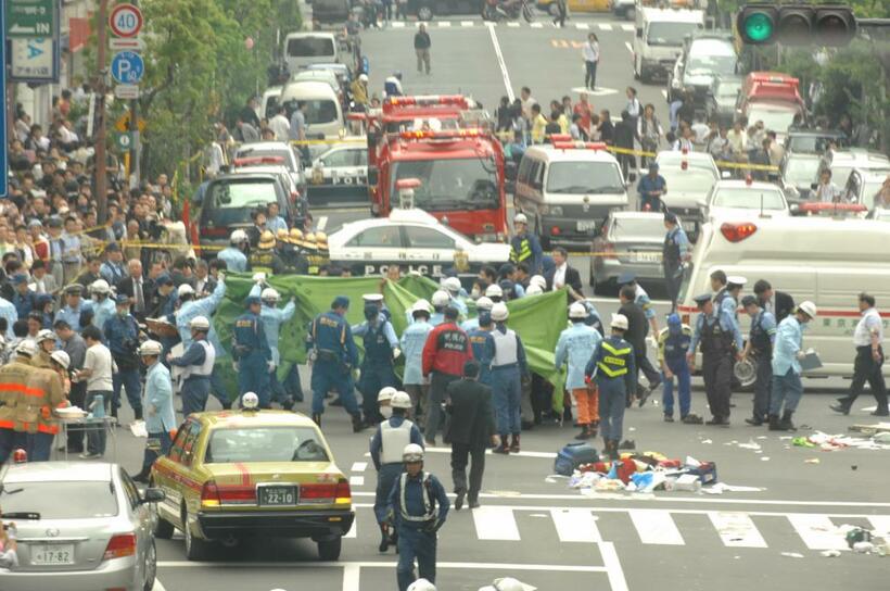 連続殺傷事件が起きた秋葉原電気街の交差点付近。多くの消防隊員や警察官が集まり騒然としている＝2008年、東京都千代田区