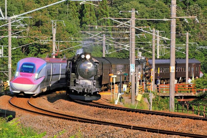 奥羽本線との単線並列区間である秋田新幹線の大曲～秋田間では、SLのイベント走行時に新幹線と並走するシーンが見られることも（写真／PIXTA）
