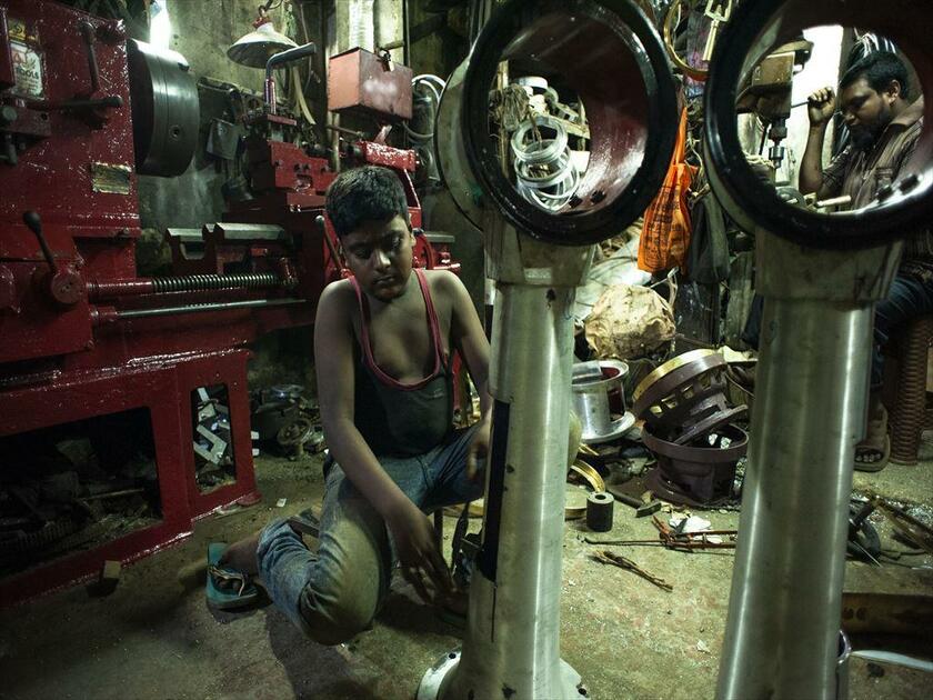 バングラデシュの船の照明器具工場で働くファヒン君。１０歳から働き始め、月収は最低賃金の半分だという（写真／清水匡）