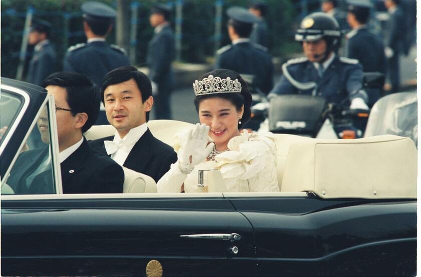 １９９３年6月9日　パレードで手をふるおふたり
<br />（ｃ）朝日新聞社