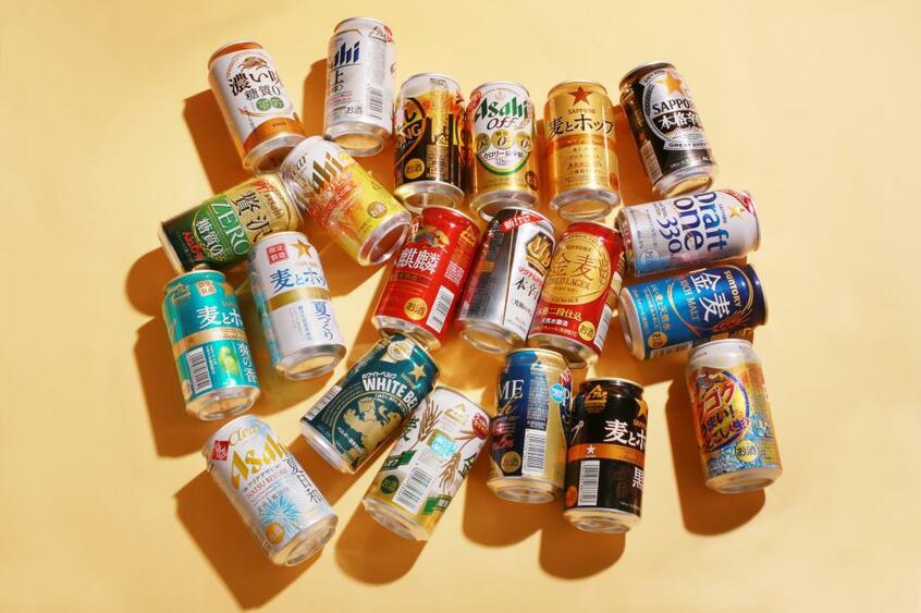 酒販店などでよく見る２１種の第３のビールを飲み比べ。今はビール類の棚で最も種類が多いのは第３のビールという店がほとんど（撮影／写真部・張溢文）