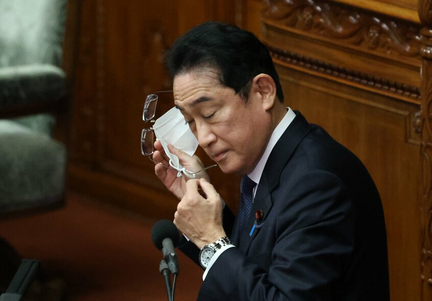 国会答弁の際、マスクを取ろうとしたらメガネも外れてしまった岸田首相