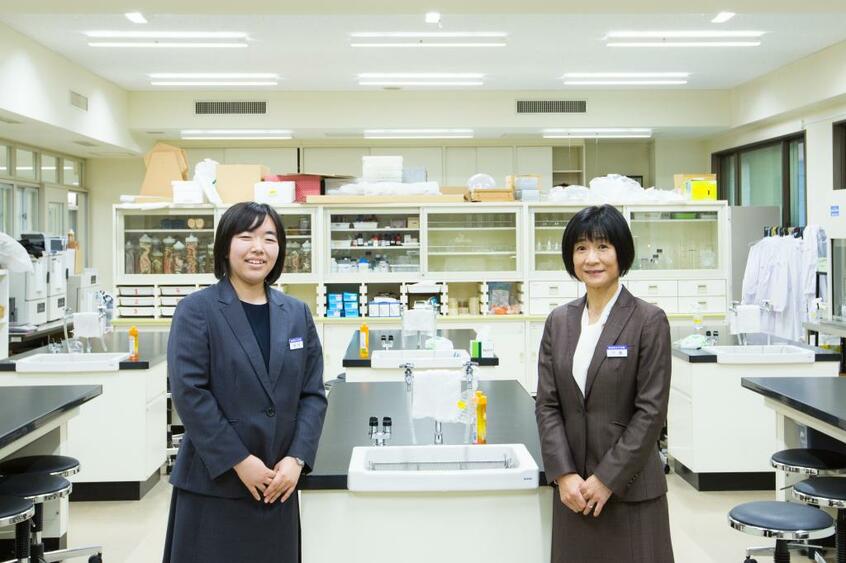 豊島岡女子学園の竹鼻志乃校長(右)と藤野優佳教諭。ともにOGで理系。「数学や理科が苦手というだけで理系を諦めさせないようにしています」(竹鼻校長)(photo 写真部・高橋奈緒)