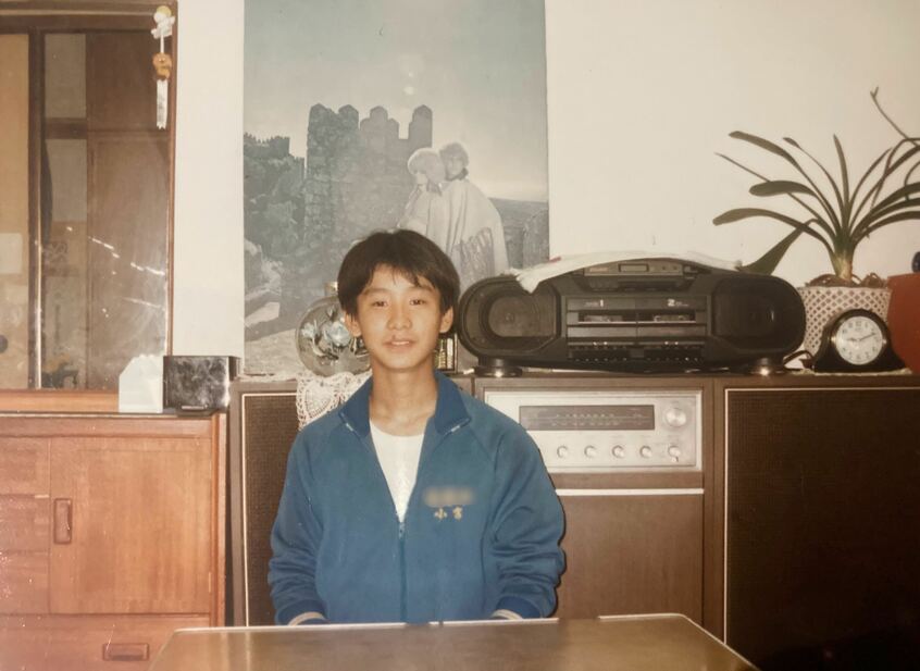 中学2年生のころの小宮氏。自宅にて