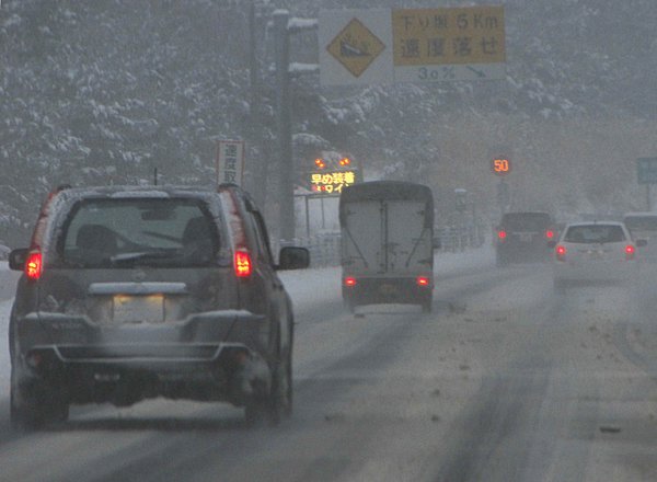 視界が悪く、滑りやすい雪道。無理な運転は命に関わる危険も