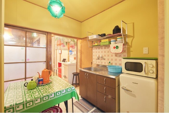 写真・図版(1枚目)| 名古屋ど真ん中で“昭和に泊まる”。家ごとタイムスリップした“レトロかわいい宿”とは?──名古屋駅徒歩3分、SNSで話題沸騰の昭和フォトステイがオープン!