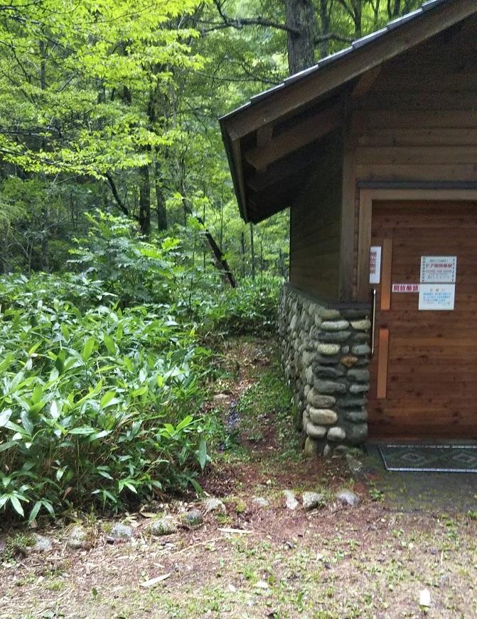 女性が逃げ込んだトイレ。クマにテントごとひきずられたという（筆者撮影）