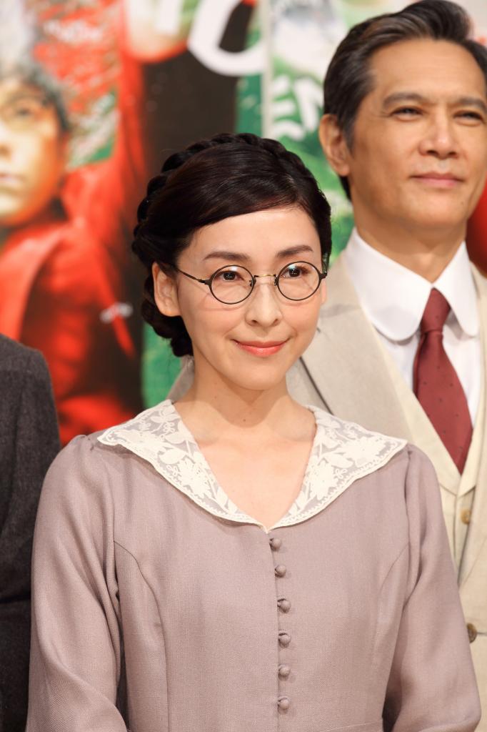 田畑(阿部サダヲ)の妻で、速記者という役柄の麻生久美子。実際に速記の練習にも励んだという(撮影/小暮誠)