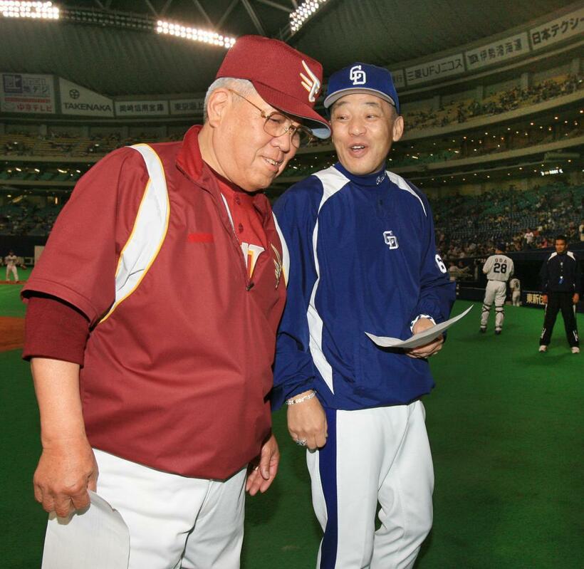 落合博満氏（右）と言葉を交わす野村克也氏