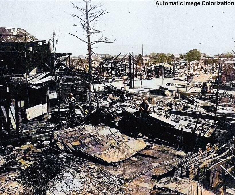 1945年8月15日、小田原空襲。402戸が被災、12人が死亡。伊勢崎または熊谷を攻撃した部隊が、余った爆弾を投棄したものと推測されている。写真は市内万年町3丁目付近のもの＝渡邉英徳さん提供