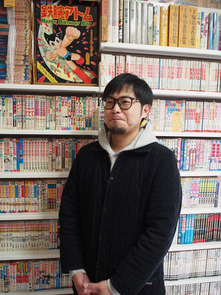 楢葉町に移住し、古書店を経営する岡田悠さん。近所とのつながりも生まれた。食べ切れないほどの野菜を届けてくれる人、バーベキューに呼んでくれる人もいるそうだ（撮影／編集部・野村昌二）