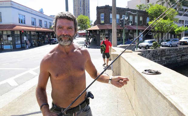 ハワイのチャイナタウンで出会ったホームレスの男性。公園に住み、釣ったナマズを食べて暮らしているという（撮影／丸山ゴンザレス）