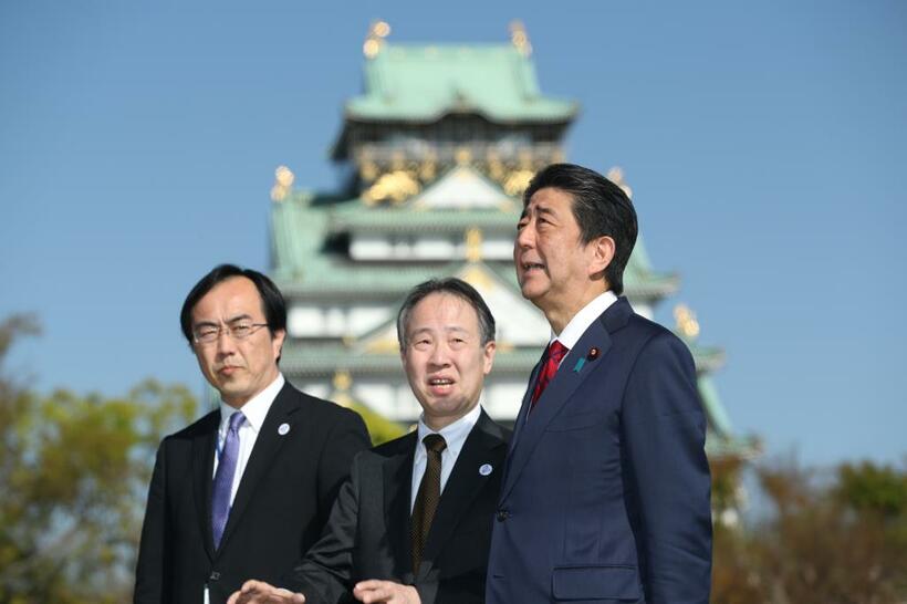 大阪城を訪れた安倍首相。どうも鬼門のようで…（c）朝日新聞社