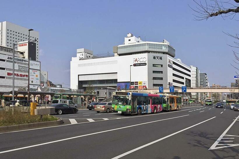 都バスが頻繁に発着する錦糸町駅前。「東京楽天地」は再開発で改装され、新たなランドマークとなった（撮影／諸河久：2019年4月7日）