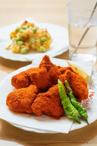 梁山泊の「火の鳥」「ミスタービーンズ」／鶏の唐揚げに、カイエンペッパーやチリパウダーをブレンドしたスパイスをまぶした火の鳥。辛いものが苦手な人には、通常の唐揚げにスパイスを別添えにして出すことも。ミスタービーンズも鷹の爪を入れずにオーダー可能。火の鳥１０００円、ミスタービーンズ９００円（いずれも税込み）（撮影／写真部・堀内慶太郎）