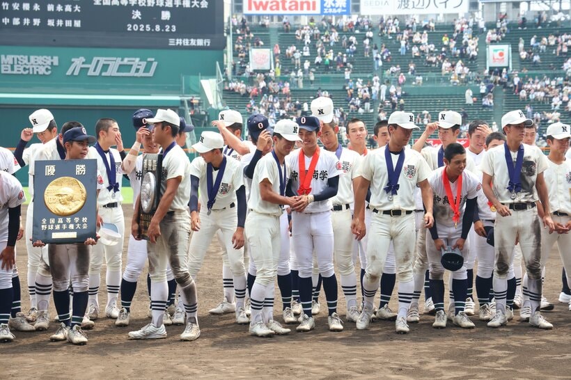 【決勝】表彰式後には両校ともに笑顔で健闘をたたえた（撮影／写真映像部・松永卓也）