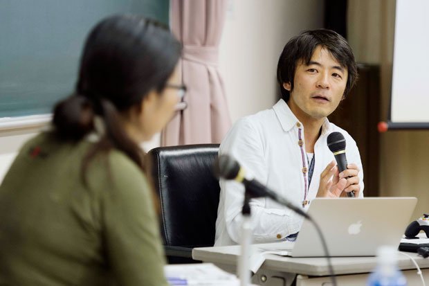 小久保英一郎さん（右奥）と三浦しをんさん（左手前）の対談の様子（撮影／写真部・関口達朗）