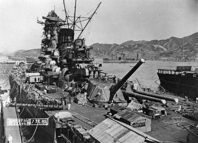 1941年9月、呉海軍工廠で建造中の大和。手前に写るのが46センチ主砲。ひとつの砲塔に3門、計9門の主砲を装備した（大和ミュージアム提供）