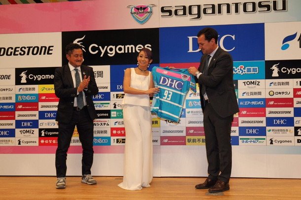 倖田來未“勝利の女神”としてサッカーチーム・サガン鳥栖の新体制発表会＆トークショーに参加