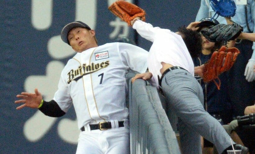 ファウルフライを捕ろうとしたオリックスの右翼・糸井嘉男と観客が交錯（2014年6月、京セラドームで）＝日刊スポーツ