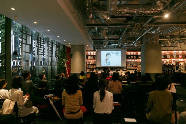 ３月に大阪・梅田　蔦屋書店で行われた「お話し会」には定員５０人のところ、６０人が集まるという盛況ぶりだった