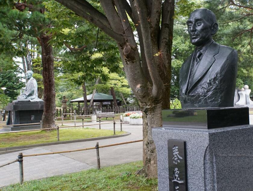 帝人創業者の秦逸三の像（右）と道を隔てて米沢藩中興の祖、上杉鷹山の像（左）が上杉神社近くに立っている（筆者撮影）