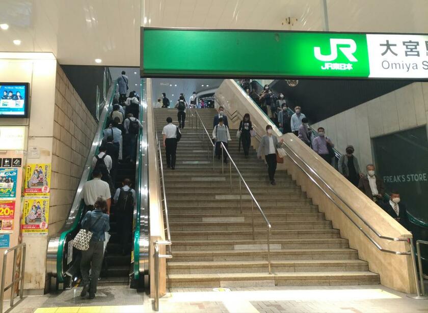 JR大宮駅、上りのエスカレーターでは、右側を歩行する人も多く見られた。（撮影／編集部・國府田英之）