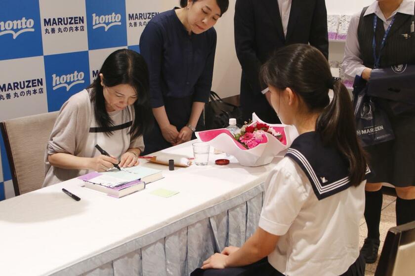 森絵都さんにサインをしてもらう女子中学生（撮影／浅野裕見子）