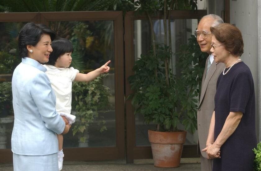 愛子さまと小和田邸に里帰りした雅子さま、小和田恒さんと優美子さん（2003年）