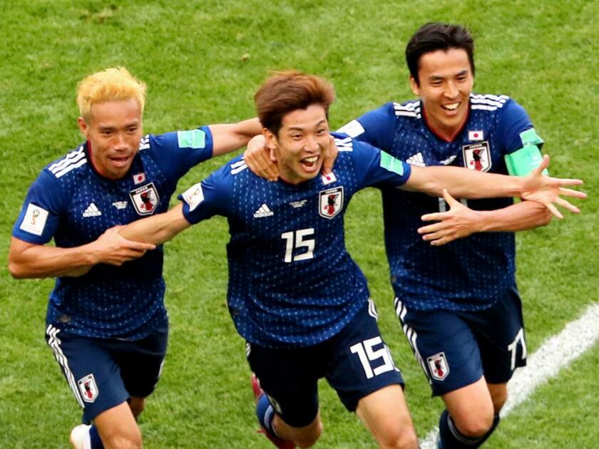 Ｗ杯勝ち越しのゴールに歓喜する長友、大迫、長谷部の３人（ｃ）朝日新聞社