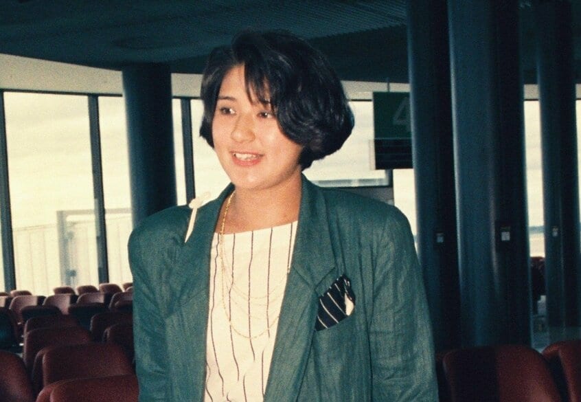 英国オックスフォード大学ベリオールカレッジ大学院へ留学のため出発する小和田雅子さん。担当美容師だった多田さんの「毛先をそろえる程度で、ボブを維持して」というアドバイスを受けてショートボブ・ヘアで出発=1988年07月01日、成田空港