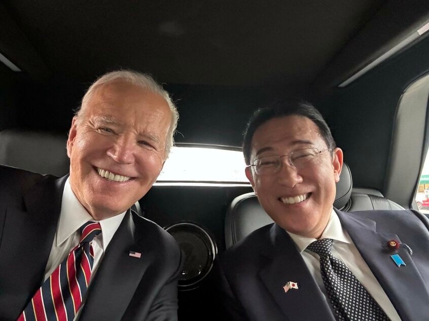 2024年4月9日、バイデン前大統領は米国訪問中の岸田文雄前首相と車の中で撮った2ショット写真を自身のXに投稿。バイデン政権下は日米関係は良好だった(写真:アフロ)