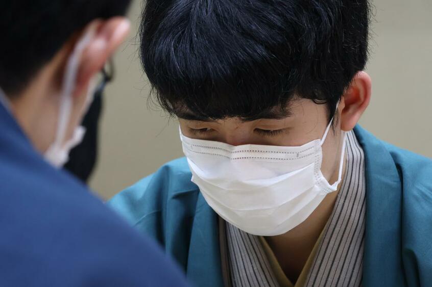 挑戦者の佐々木大地七段(28)に勝って3勝1敗とし、棋聖戦を制した藤井聡太棋聖=2023年7月18日、新潟市