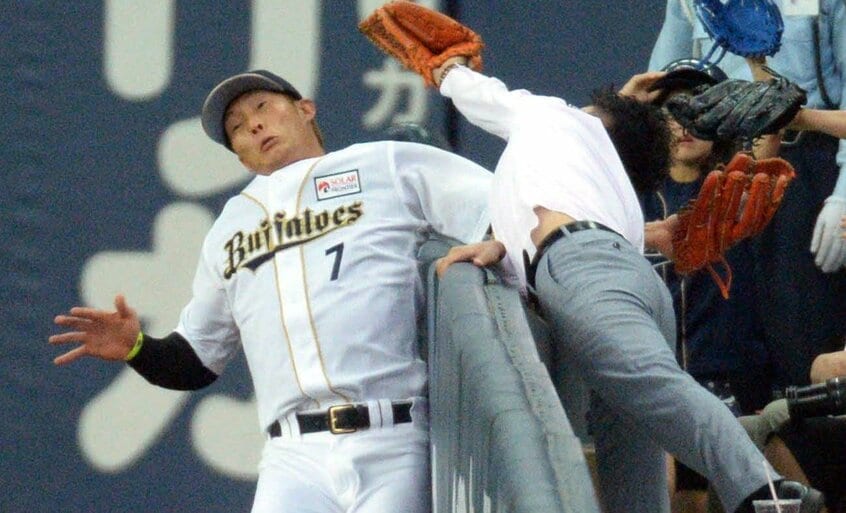 ファウルフライを捕ろうとしたオリックスの右翼・糸井嘉男と観客が交錯（2014年6月、京セラドームで）＝日刊スポーツ