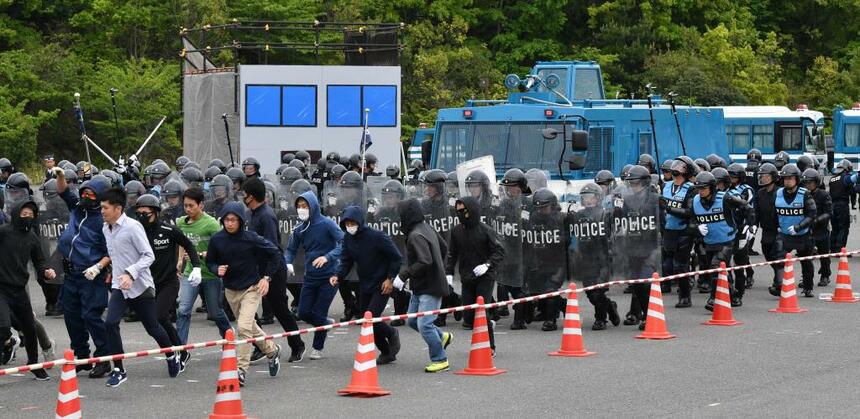 サミットに備えて警備訓練をする大阪府警の機動隊員たち（c）朝日新聞社