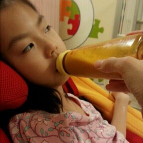 哺乳瓶で栄養剤飲む長女を「見ちゃダメ」と親子に言われ 家族はかわいそうとは思っていないのに